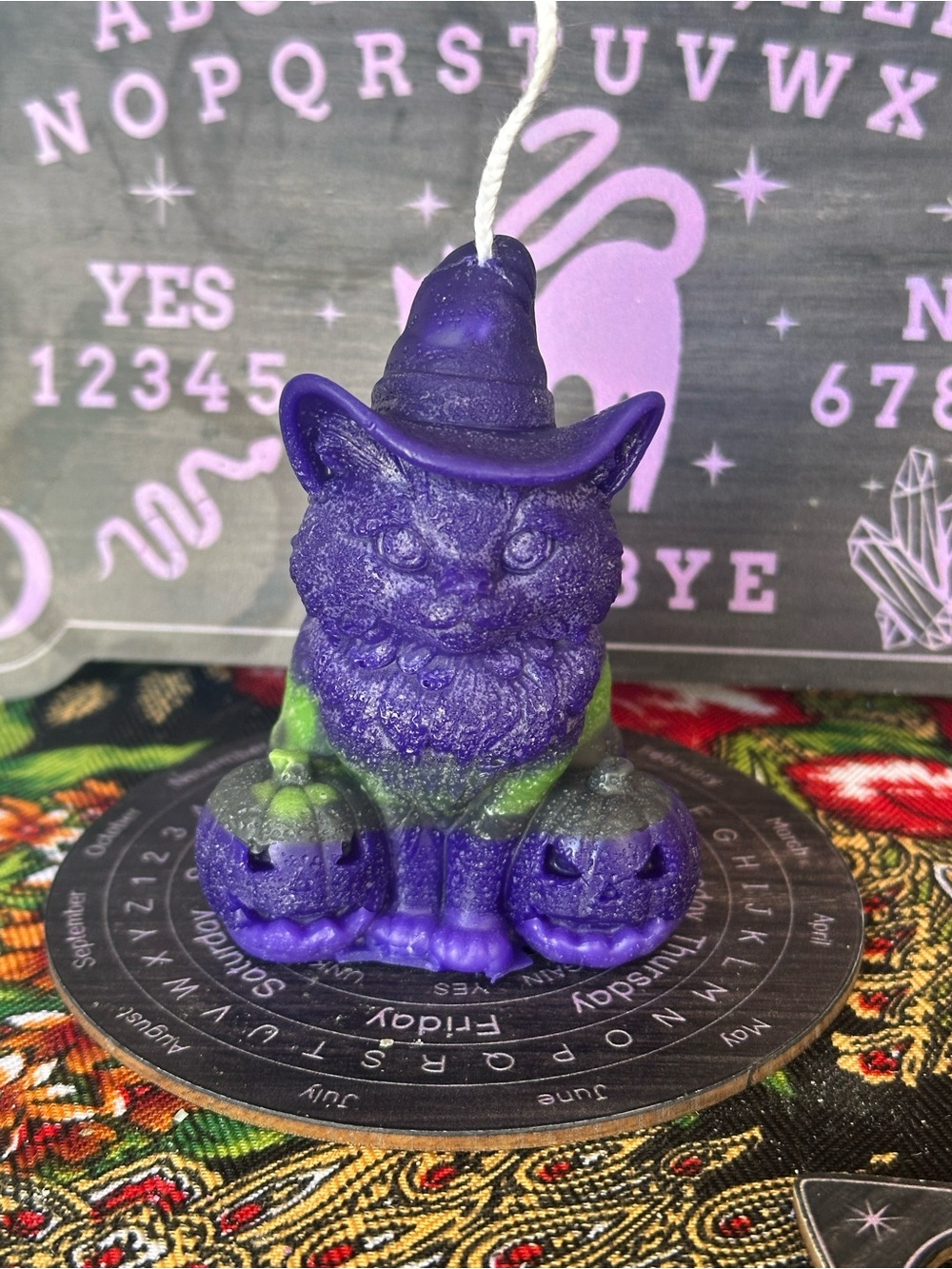 Midnight Familiar Witch Cat Candle – Purple & Green Halloween Cat - Picture 4 of 8